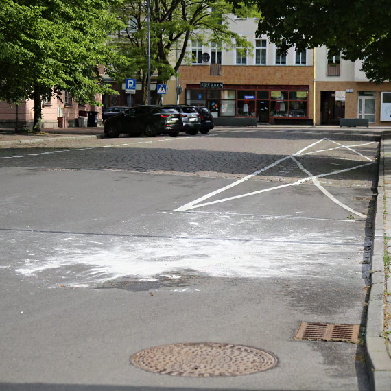 Dzień, w którym wszystko leci z rąk – dwa pechowe incydenty w centrum Świnoujścia