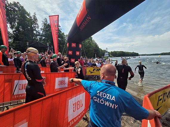 Aleksandra Andryszak ze ¦winouj¶cia ze z³otem w kategorii K30–34 podczas niedzielnych startów JBL Triathlon Sieraków 2025