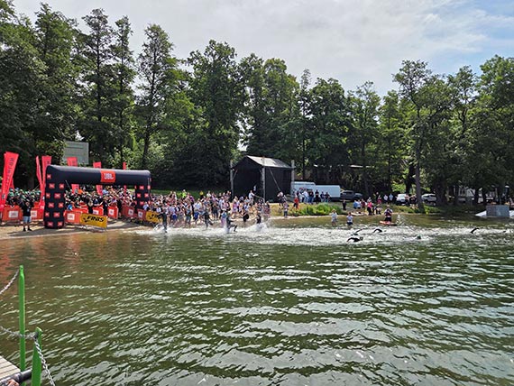Aleksandra Andryszak ze ¦winouj¶cia ze z³otem w kategorii K30–34 podczas niedzielnych startów JBL Triathlon Sieraków 2025