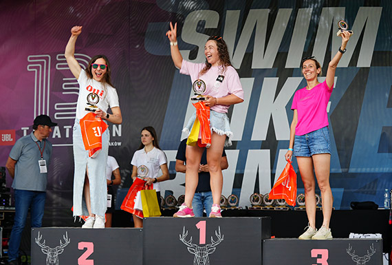 Aleksandra Andryszak ze ¦winouj¶cia ze z³otem w kategorii K30–34 podczas niedzielnych startów JBL Triathlon Sieraków 2025