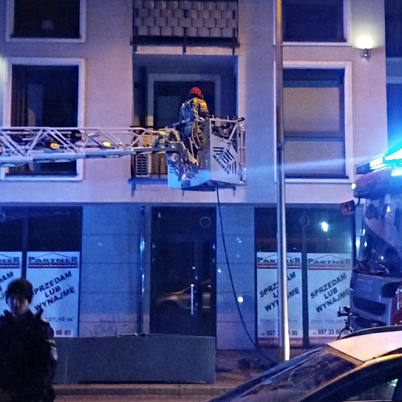 Nocna akcja straży pożarnej na Armii Krajowej. Płonęła doniczka na balkonie