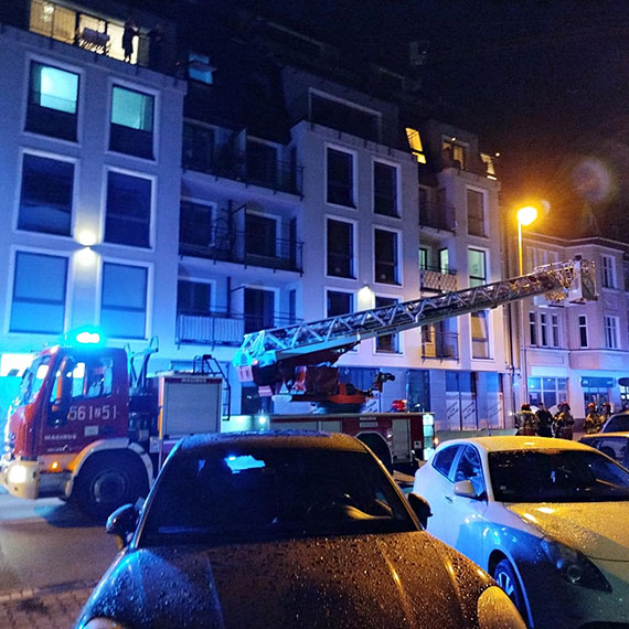 Nocna akcja straży pożarnej na Armii Krajowej. Płonęła doniczka na balkonie