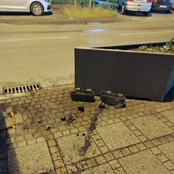 Nocna akcja straży pożarnej na Armii Krajowej. Płonęła doniczka na balkonie