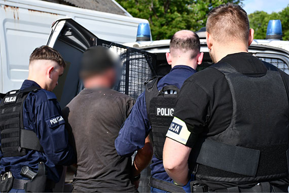 Zatrzymanie mczyzny z broni i materiaami wybuchowymi – skuteczna wsppraca jednostek Policji