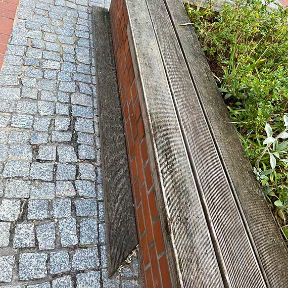Czytelnik alarmuje: zniszczone ławki na promenadzie w Świnoujściu. Gdzie jest reakcja urzędników?