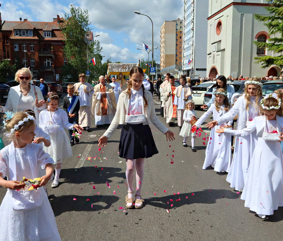 Mieszkacy i gocie zademonstrowali swoje przywizanie do chrzecijaskich tradycji. Procesja Boego Ciaa przycigna do centrum miasta tum wiernych