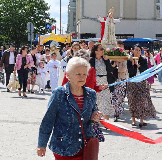 Mieszkacy i gocie zademonstrowali swoje przywizanie do chrzecijaskich tradycji. Procesja Boego Ciaa przycigna do centrum miasta tum wiernych
