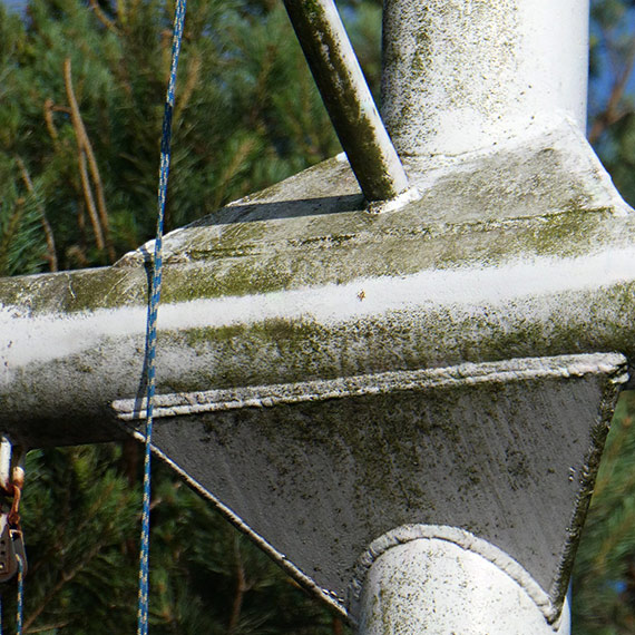 Błękitna Flaga na brudnym maszcie. Wstydliwy widok w Porcie Jachtowym – Basen Północny