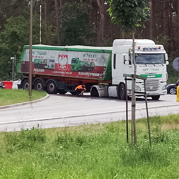Cignik siodowy Daf z naczep utrudni ruch przy wyjedzie z tunelu