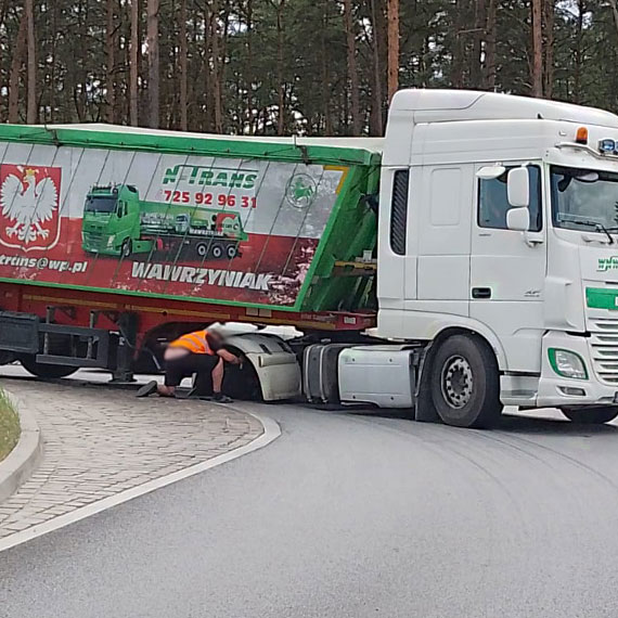 Ciągnik siodłowy Daf z naczepą utrudnił ruch przy wyjeździe z tunelu