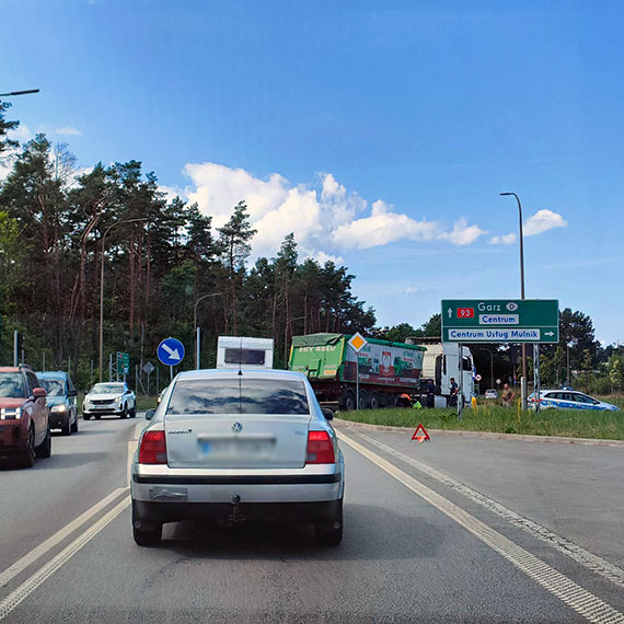 Ciągnik siodłowy Daf z naczepą utrudnił ruch przy wyjeździe z tunelu