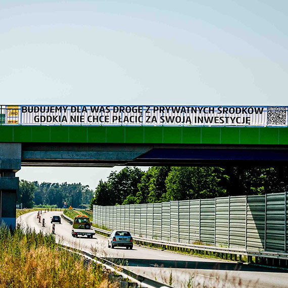 Prywatne pienidze na publiczn drog. PRD Nowogard SA protestuje banerem na S3: „Budujemy dla Was drog z wasnych rodkw”