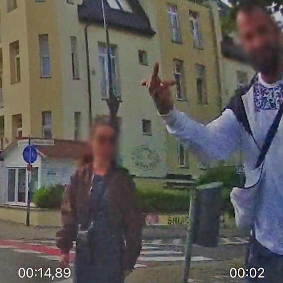 Turysta pokaza rodkowy palec mieszkacowi. Za kierownic niczego si nie spodziewa