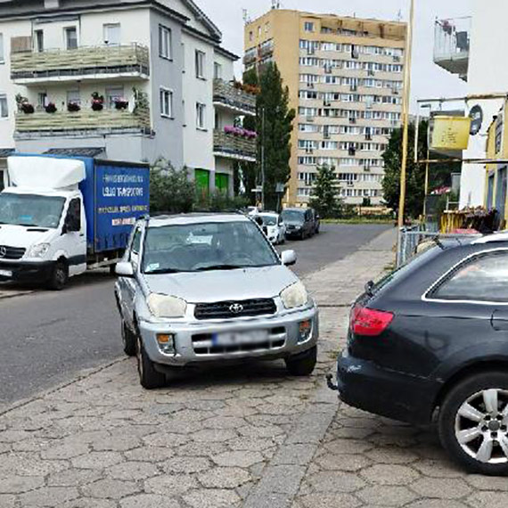 Auta stoj, ludzie klucz. Lutycka na granicy absurdu