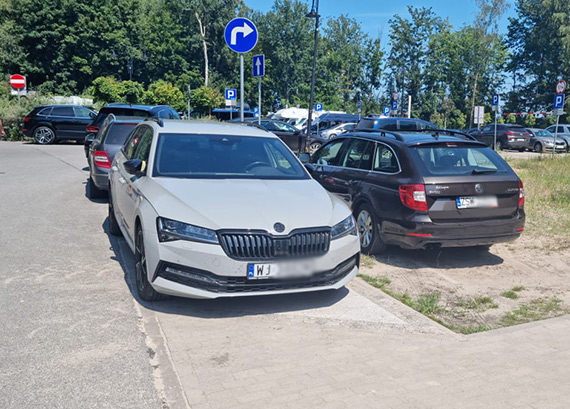 Samochodowy chaos na Uzdrowiskowej. Kierowcy po chodnikach, matki z dziemi uciekaj!