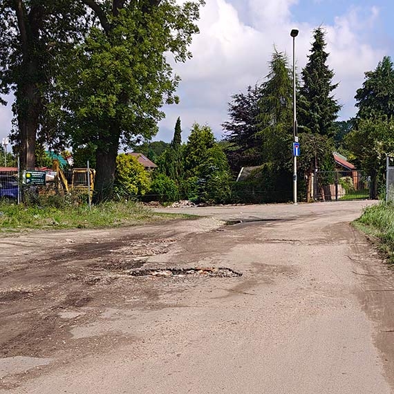 Kaue jak stawy, dziury jak kratery. Czy kto pomoe dziakom Paprotna?