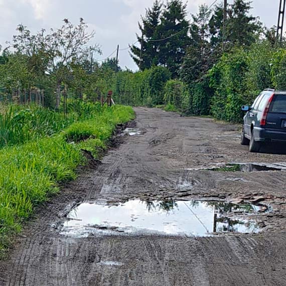 Kaue jak stawy, dziury jak kratery. Czy kto pomoe dziakom Paprotna?