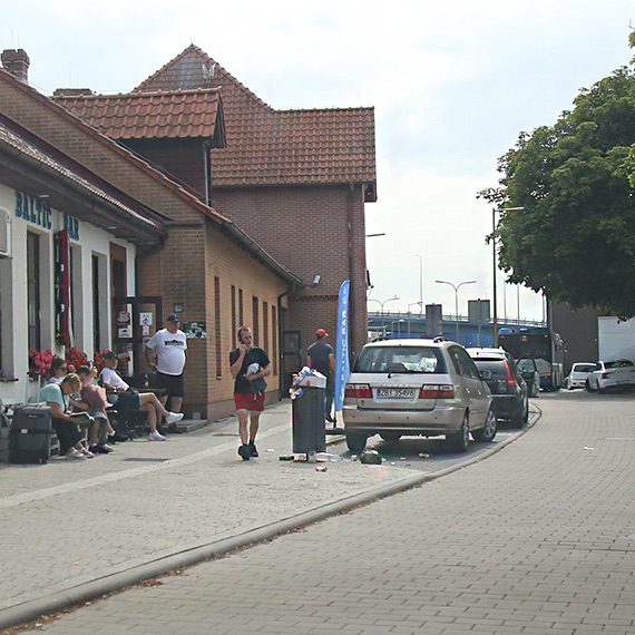 Niedziela: mietnik a kipi – wstyd przy dworcu PKP w winoujciu