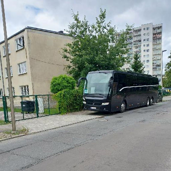 Autobus tarasuje chodnik na Grodzkiej
