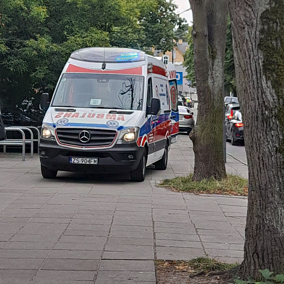 Turystka zasaba na ulicy Powstacw lskich. Jej partner zosta z dwoma rowerami
