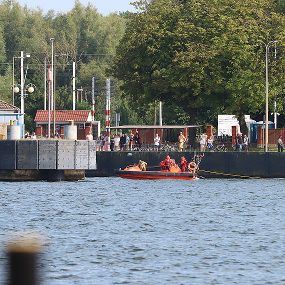 Świnoujście: Poszukiwania na Świnie. Sonar zamiast nurków, ruch bielików był częściowo wstrzymany