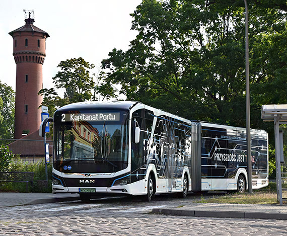 Elektryczny przegubowy autobus wjecha do winoujcia