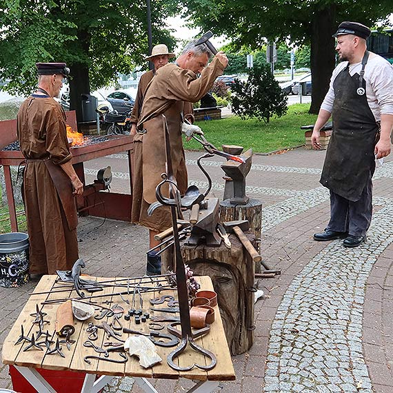 Kowalski warsztat z Gdaska kuje kotwice przy Muzeum Rybowstwa