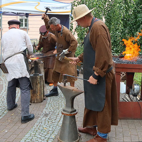 Kowalski warsztat z Gdaska kuje kotwice przy Muzeum Rybowstwa