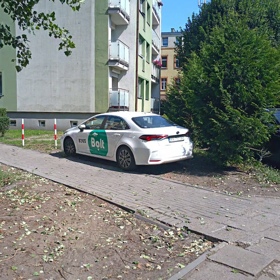 „Mistrz parkowania” na Konstytucji 51. Czy to jest waciwe miejsce na auto?