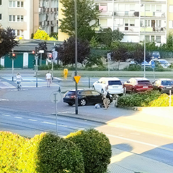 Świadkowie wezwali pomoc. Mężczyzna z urazem głowy trafił do szpitala