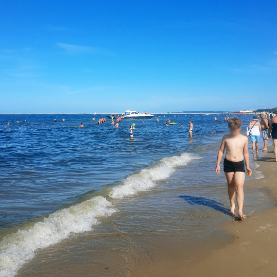 Motorówka utknęła na mieliźnie przy świnoujskiej plaży. Plażowicze ruszyli z pomocą