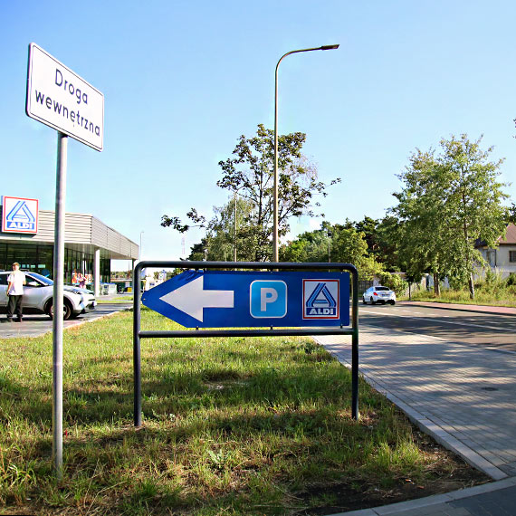 Ta informacja zasania widoczno przy wyjedzie z parkingu Aldi