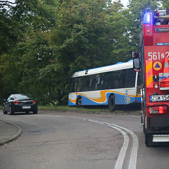 Autobus uderzy w drzewa na ulicy Karsiborskiej