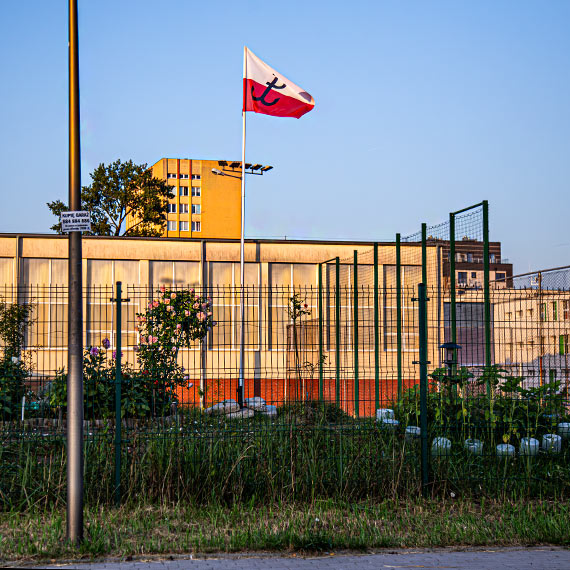 Flaga na boisku szkolnym w winoujciu. Miasto: To nie profanacja, lecz wyraz szacunku