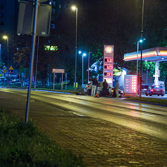 winoujcie. Burza, byski i huk zderzenia. Jednolad roztrzaska si o Peugeota przy stacji Shell