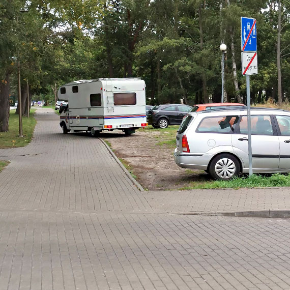 Kierowcy wci jed po chodniku. Mieszkacy maj do