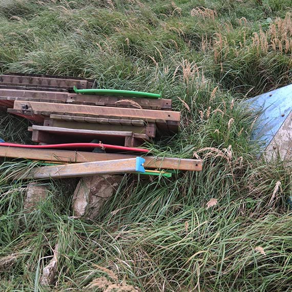 Plac zabaw w Karsiborze? Elementy od miesięcy leżą za MDK i niszczeją