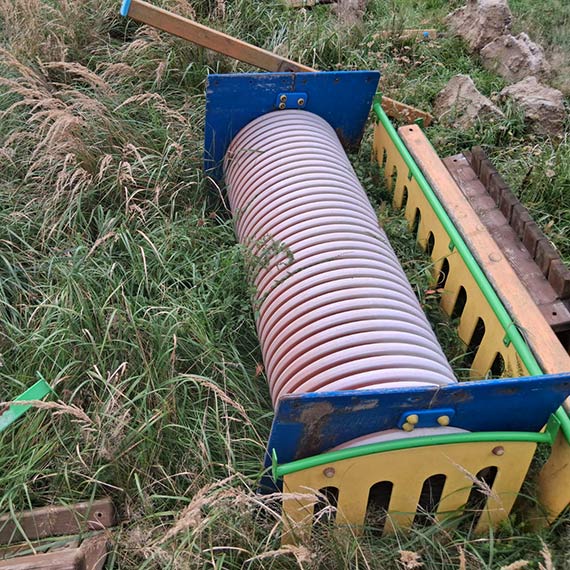 Plac zabaw w Karsiborze? Elementy od miesięcy leżą za MDK i niszczeją