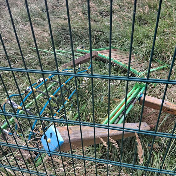 Plac zabaw w Karsiborze? Elementy od miesięcy leżą za MDK i niszczeją