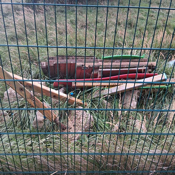 Plac zabaw w Karsiborze? Elementy od miesięcy leżą za MDK i niszczeją