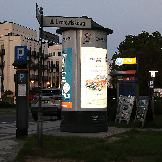 Reklamowy chaos w �winouj�ciu? S�upy citylight stoj�, uchwa�a obowi�zuje - kto� tu nie nad��y� za w�asnym prawem