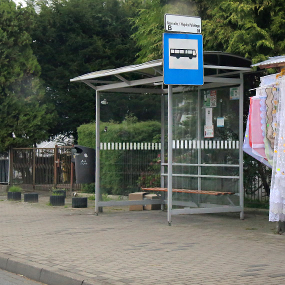 Bajzel z przystankami w dzielnicy Posejdon. Dwa nieczynne oznaczone jako czynne, a czynny bez oznaczeń