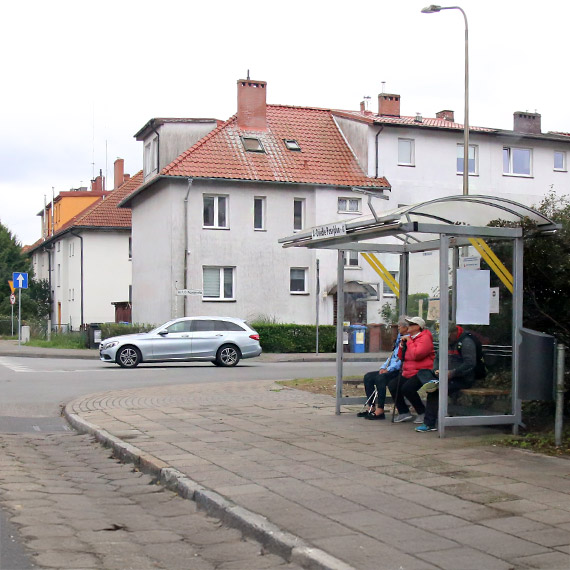 Bajzel z przystankami w dzielnicy Posejdon. Dwa nieczynne oznaczone jako czynne, a czynny bez oznaczeń