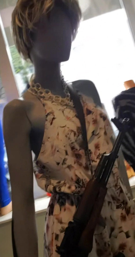 Karabin i pistolet w sklepie odzieowym. Spraw zajmuje si policja