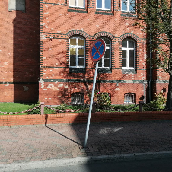 Pochylone i obrócone znaki drogowe w Świnoujściu. Mieszkaniec alarmuje: „To trwa już od lat!”