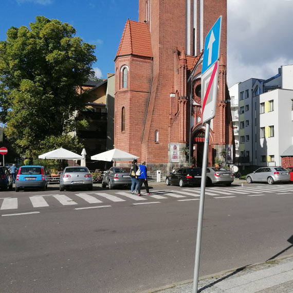 Pochylone i obrcone znaki drogowe w winoujciu. Mieszkaniec alarmuje: „To trwa ju od lat!”