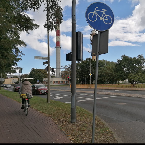 Pochylone i obrcone znaki drogowe w winoujciu. Mieszkaniec alarmuje: „To trwa ju od lat!”