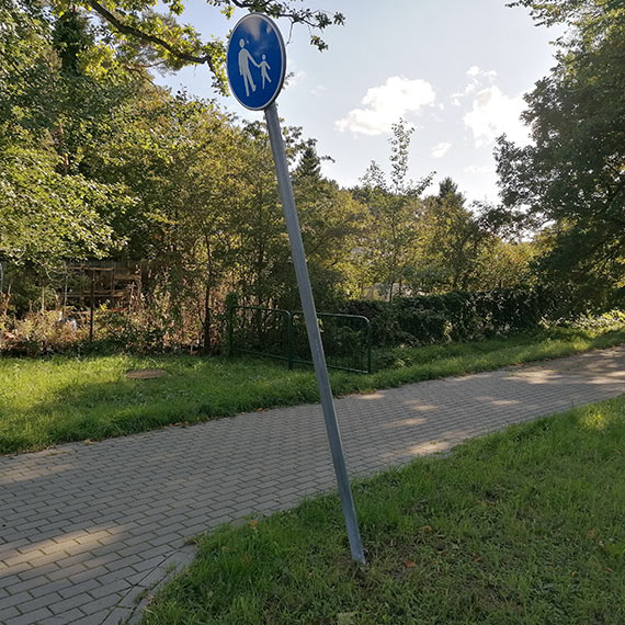 Pochylone i obrcone znaki drogowe w winoujciu. Mieszkaniec alarmuje: „To trwa ju od lat!”