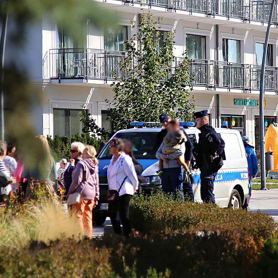 Szczliwy fina poszukiwa dziecka na Promenadzie