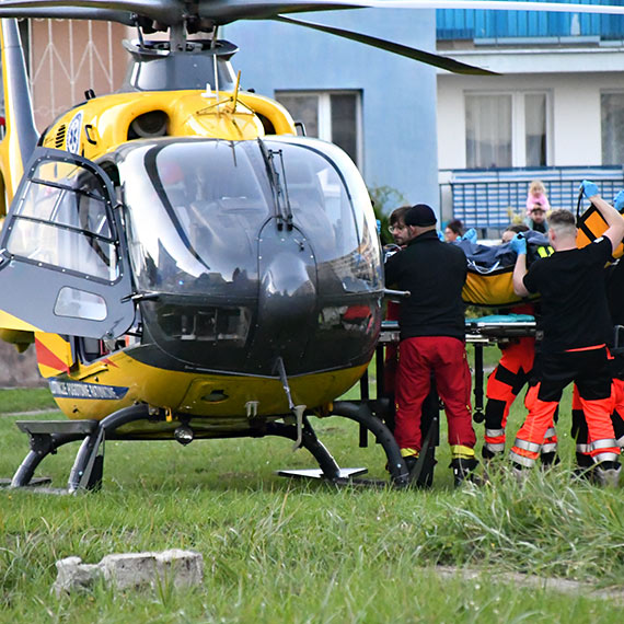 Śmigłowiec LPR lądował na Witosa. Starszy mężczyzna z udarem trafił do szpitala w Gryficach